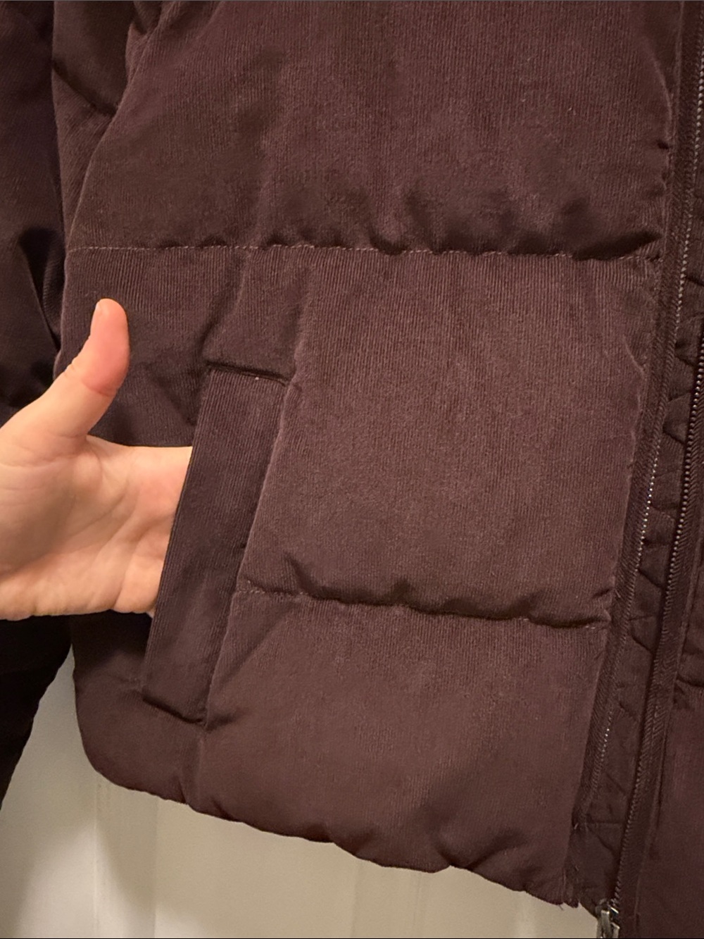 Vuori Women's Carmel Corduroy Puffer Jacket size small in Raisin - Picture 6 of 15